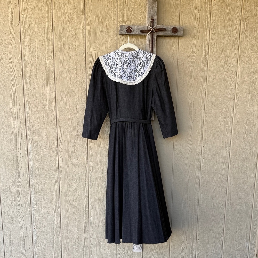 Vintage Melissa Lane Black Dress with White Lace Collar & pearl buttons - Picture 10 of 15